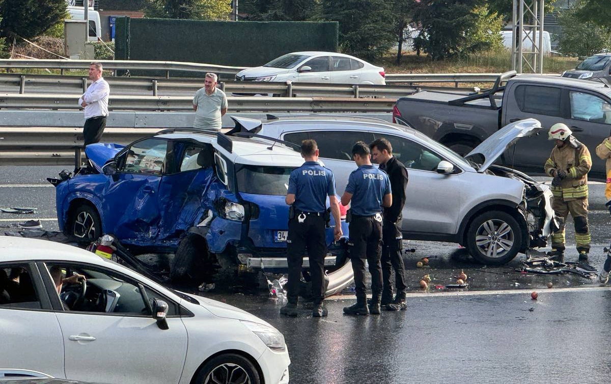 İstanbul TEM Otoyolu'nda zincirleme kaza! 2 öldü, 5 yaralı