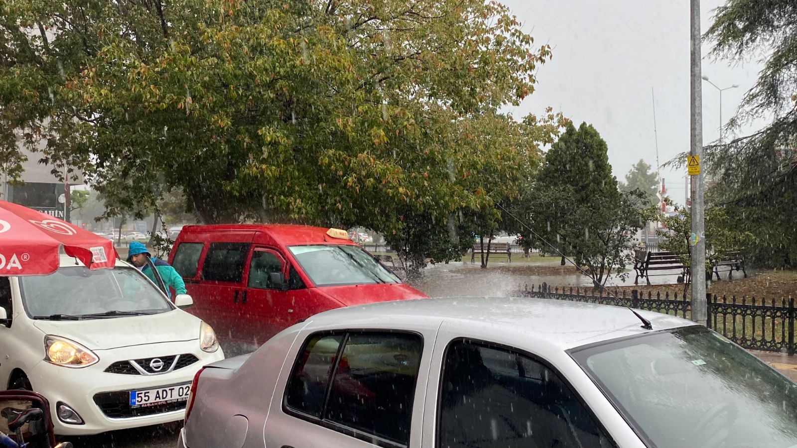 Samsun'da evleri su bastı! Sürücüler zor anlar yaşadı