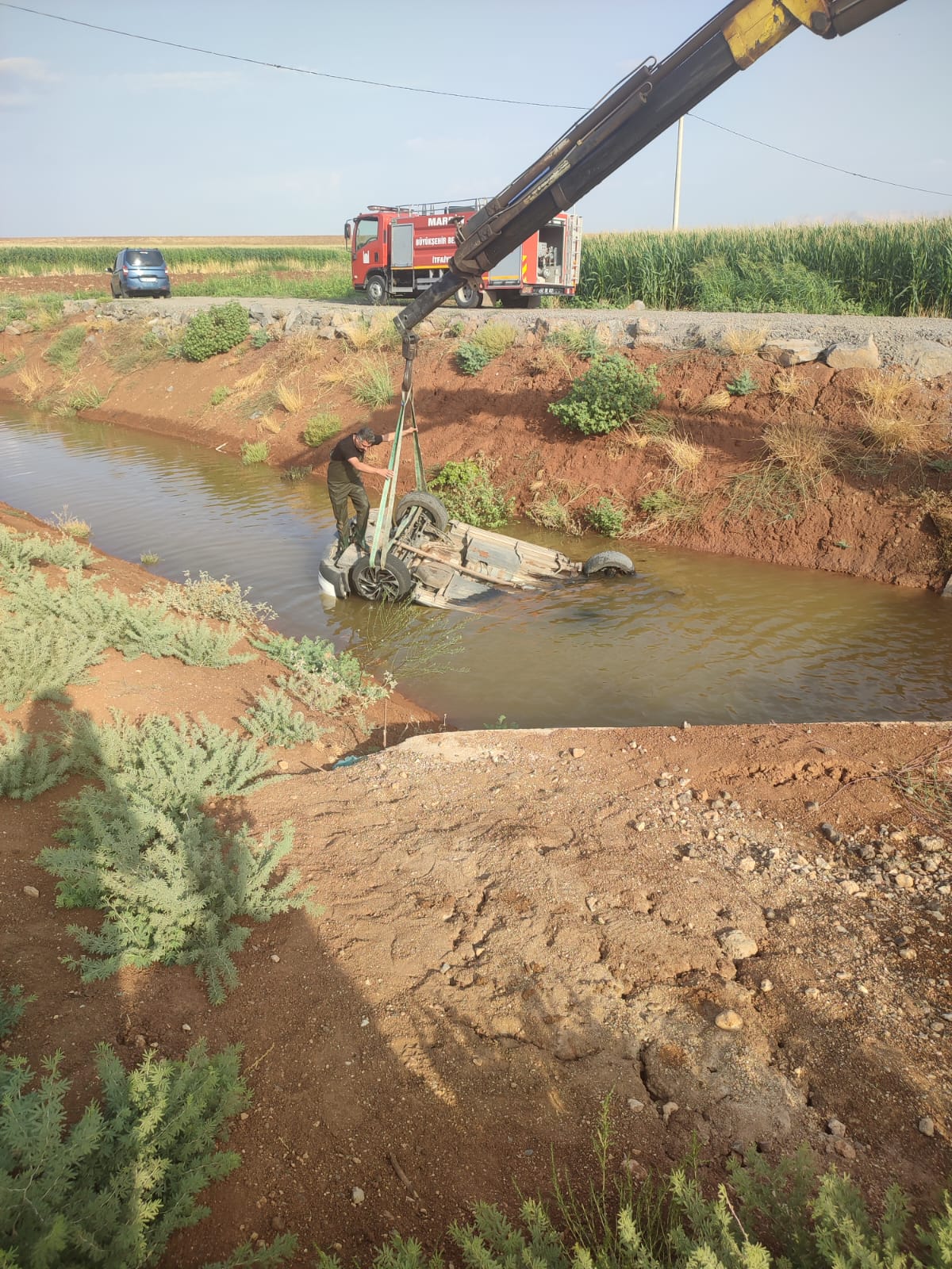 Sulama kanalına düşen otomobildeki 3 kişi öldü
