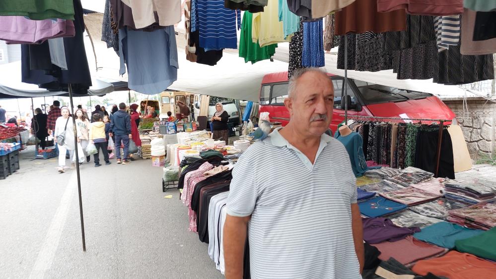 Samsun'da 2 yıldır papağanını omzunda gezdiriyor