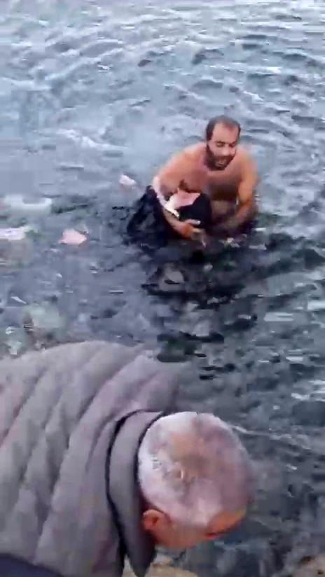 Denize düşen kadını vatandaşlar kurtardı