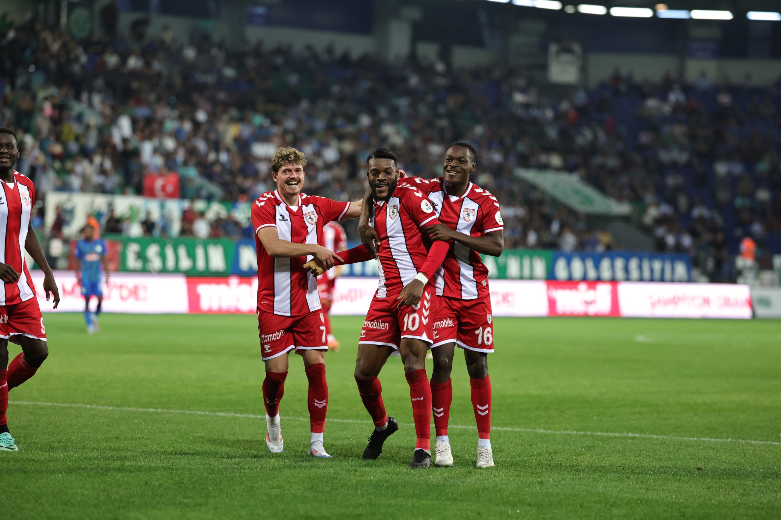 Samsunspor Rizespor'u 1-0 yenerek deplasman galibiyetini 3'e çıkarttı