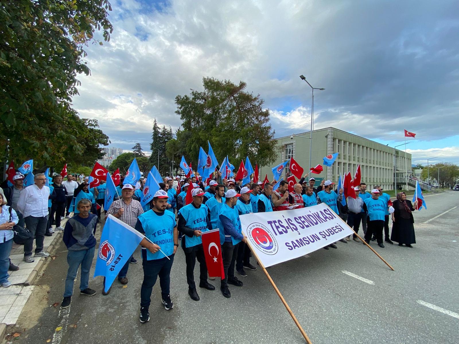 TES-İŞ üyelerinden oturma eylemi