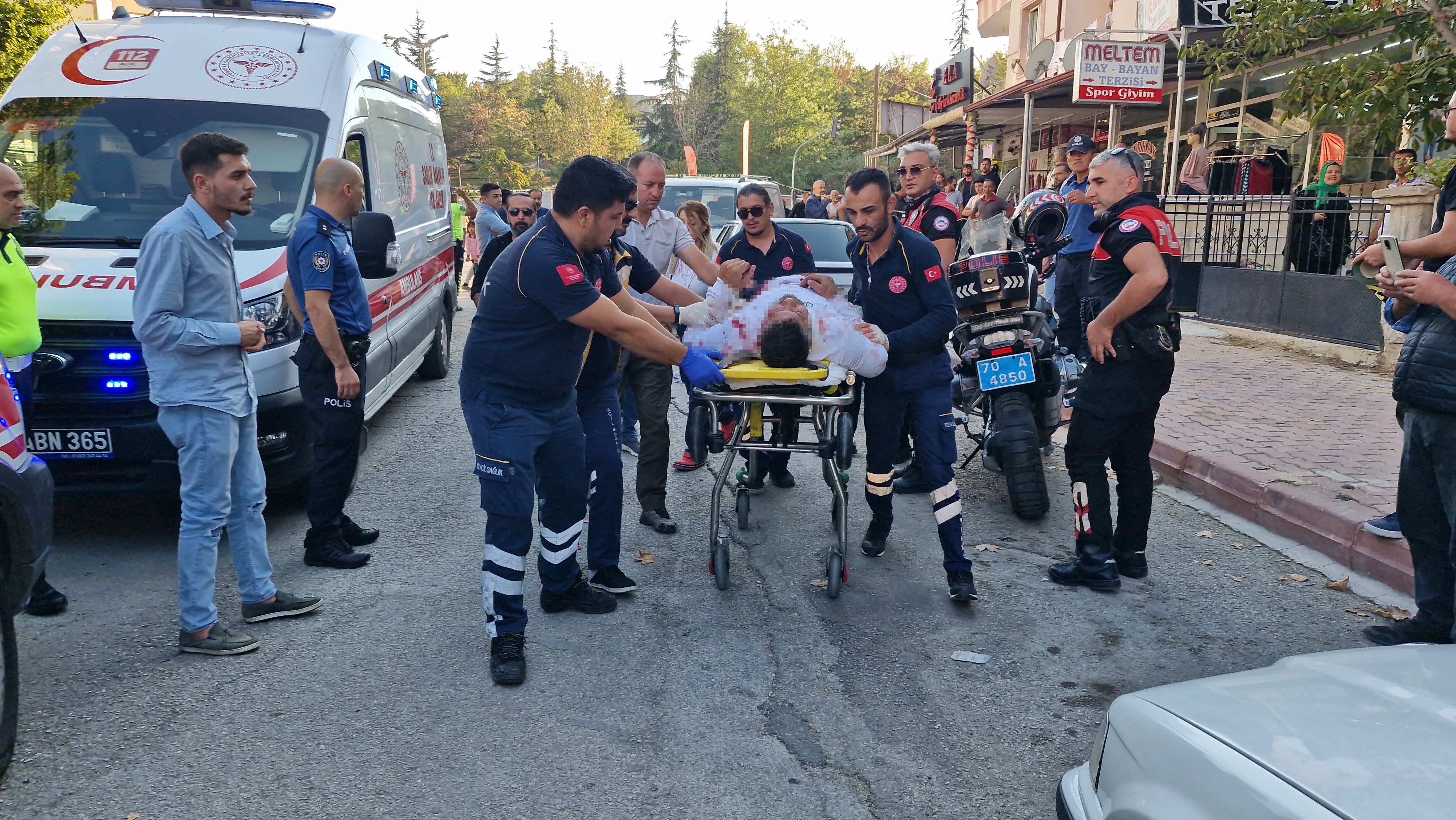 Husumetliler aynı bıçakla birbirini ağır yaraladı