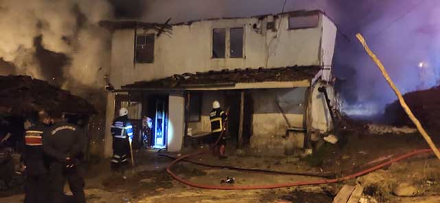 Samsun'da 2 katlı ahşap ev küle döndü