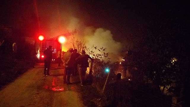 Samsun'da 2 katlı ahşap ev küle döndü