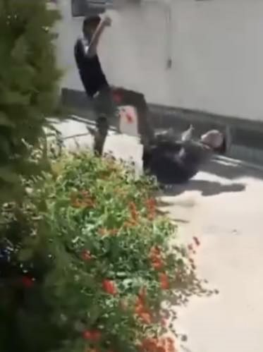 Vicdansız genç yaşlı adamı acımasızca dövdü