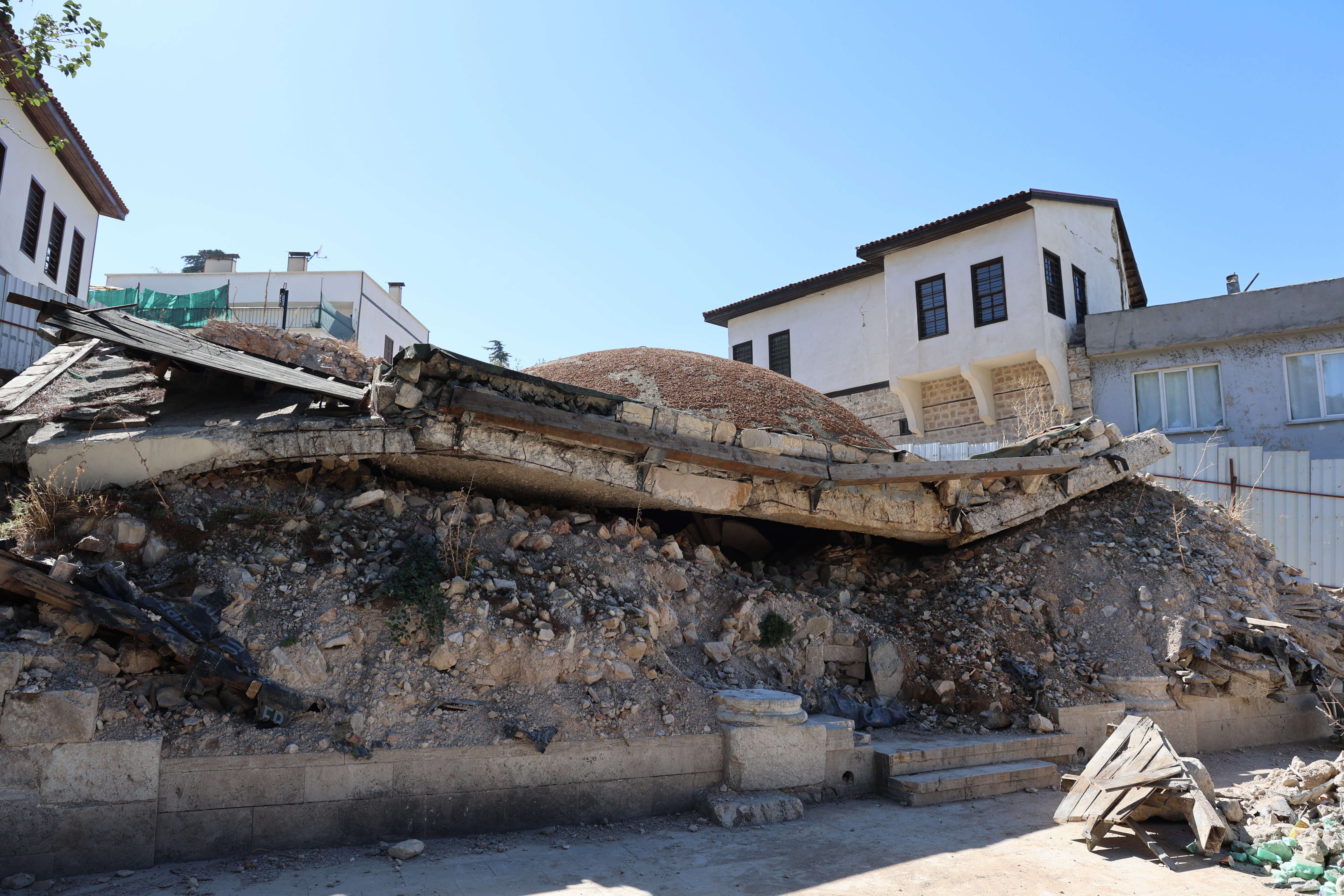 104 yıllık patlamamış Fransız top mermisi cami enkazında bulundu
