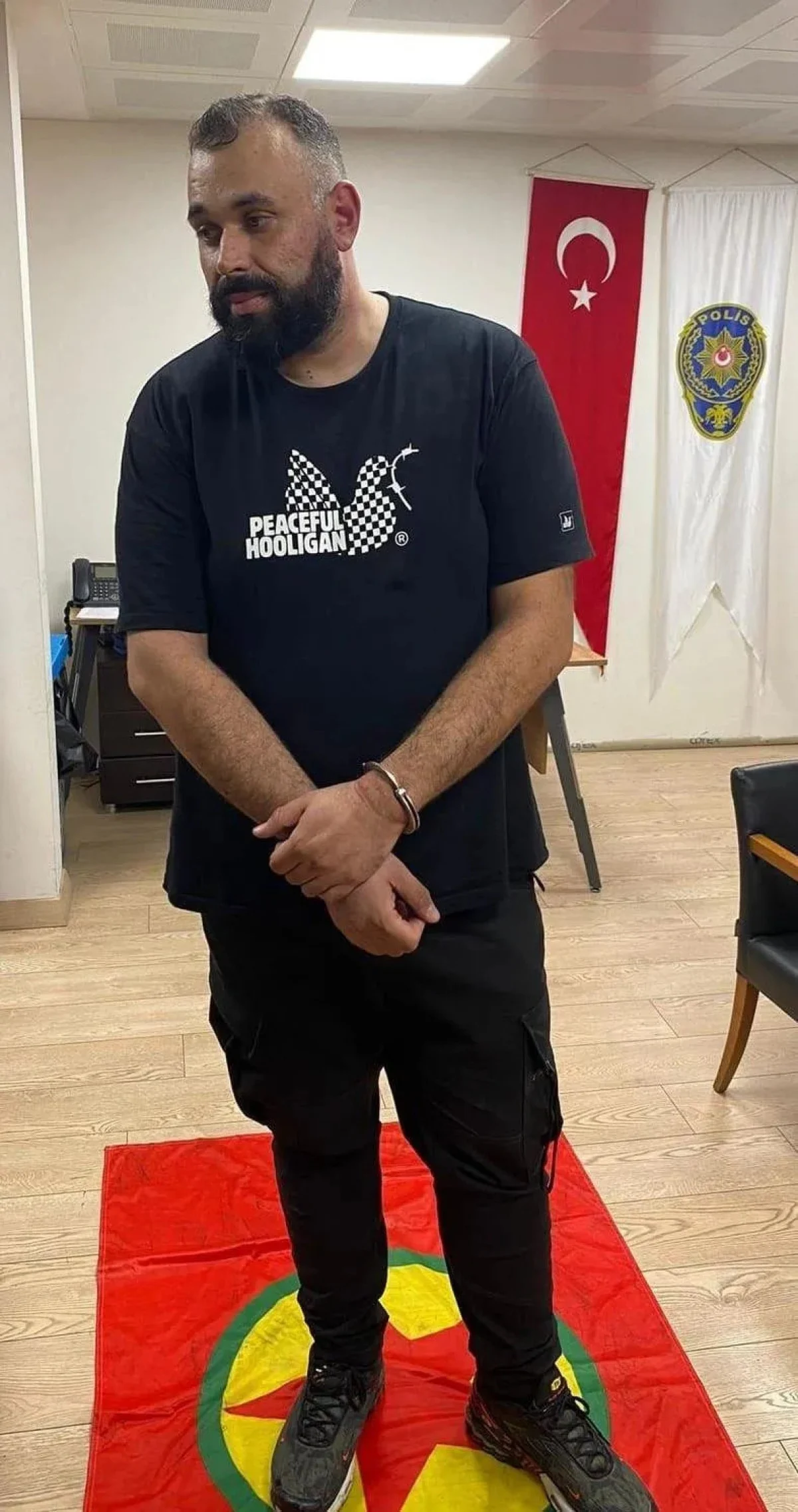 Galatasaray-PAOK maçına Yunan taraftar, PKK paçavrasını sokmaya çalıştı!