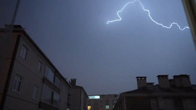 Samsun'da şimşekler geceyi aydınlattı, yıldırımlar korkuttu!