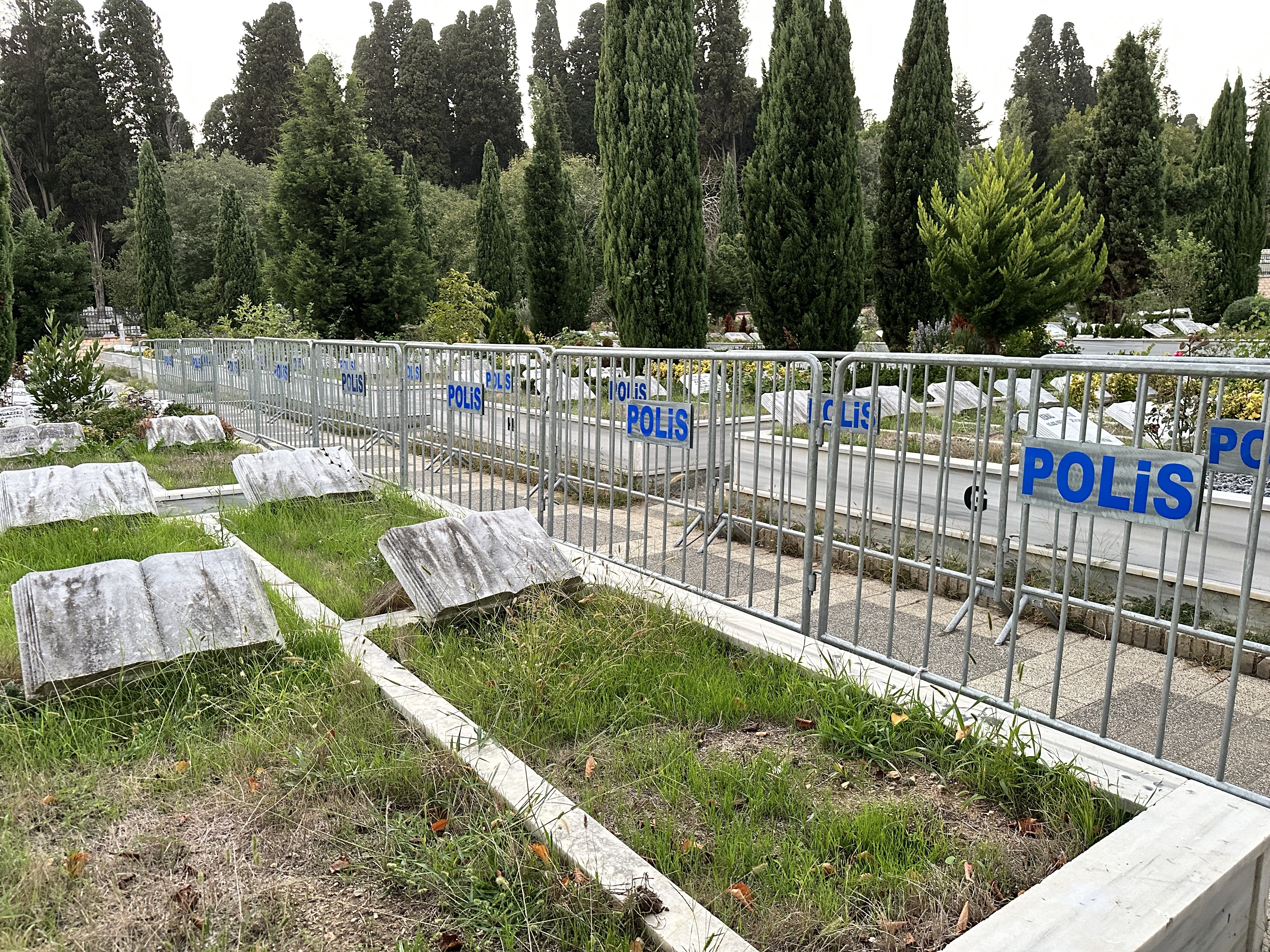 Cem Garipoğlu'nun mezarına demir bariyerli önlem