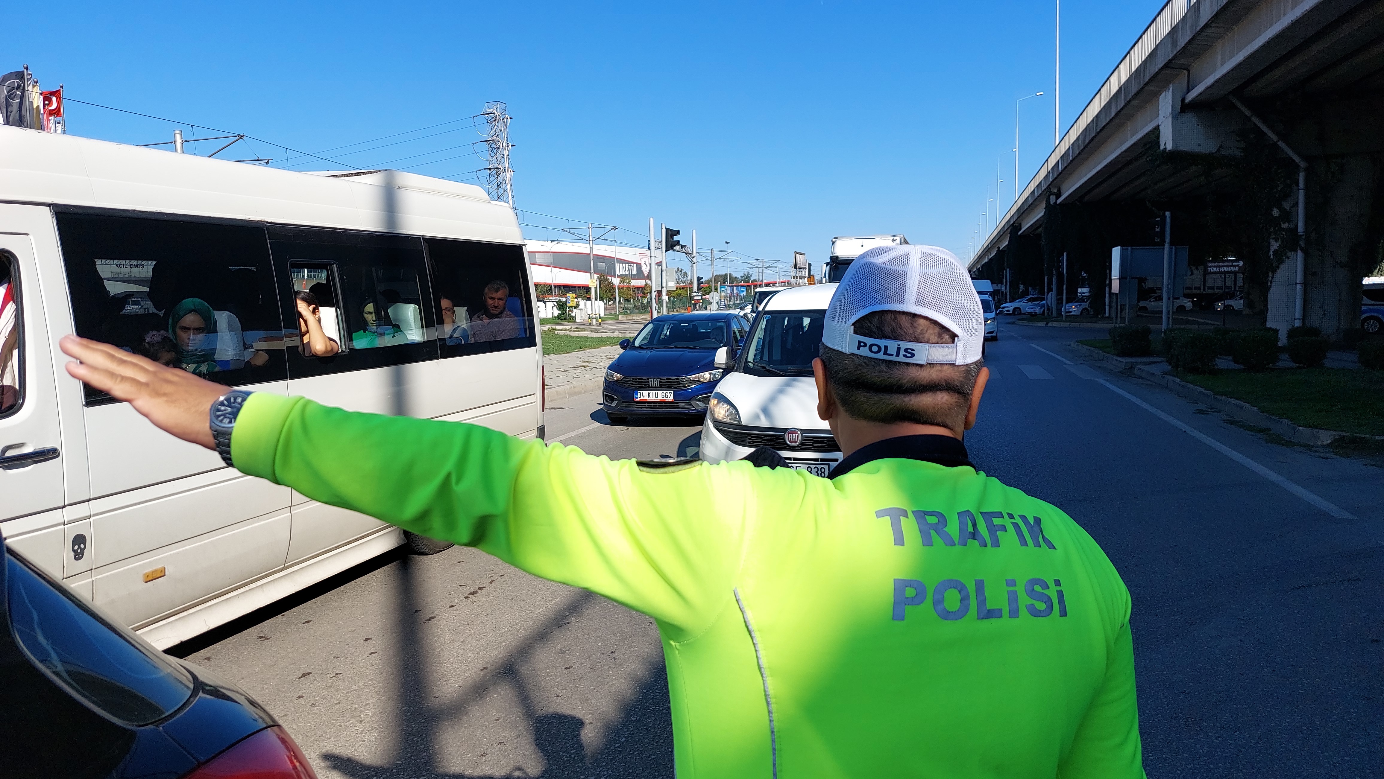 Samsun'un Tekkeköy ilçesinde yol beyaza boyandı