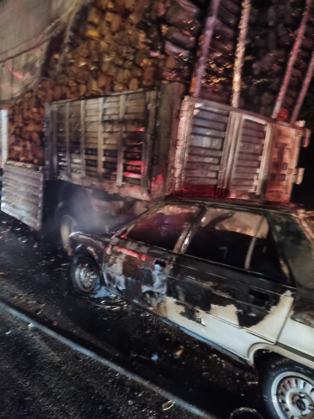 Tomruk yüklü tıra çarpan otomobil alev aldı! 1 ağır yaralı