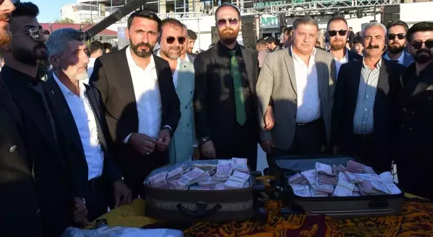 Gelin altından, damat paradan yürüyemedi! 7 bin kişi katıldı, 5 saat takı töreni yapıldı