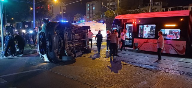 Samsun'da tramvay ambulansa çarptı! 4 yaralı