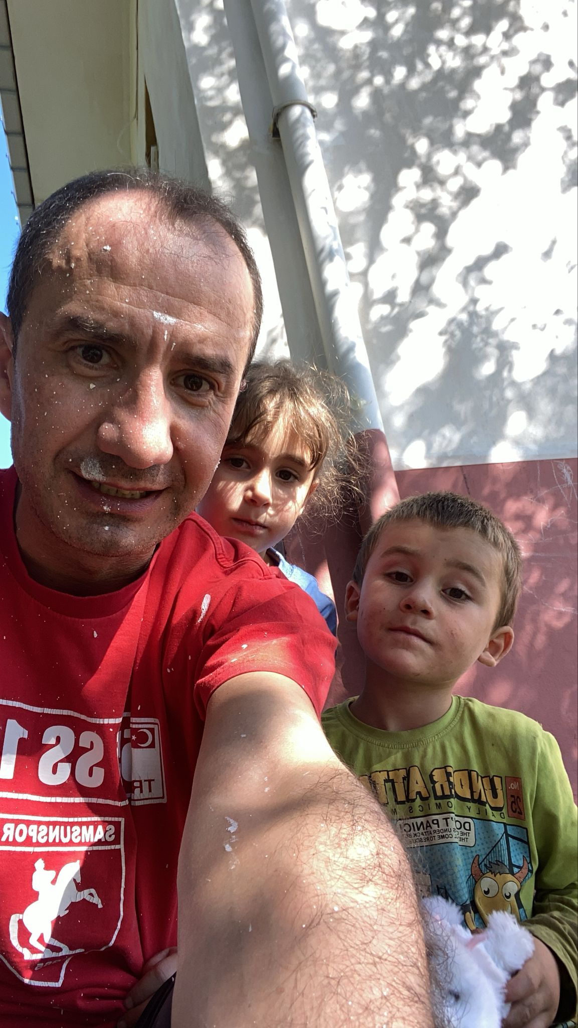 1965 Samsunspor Derneği Köy okulunu kırmızı beyaza boyadı