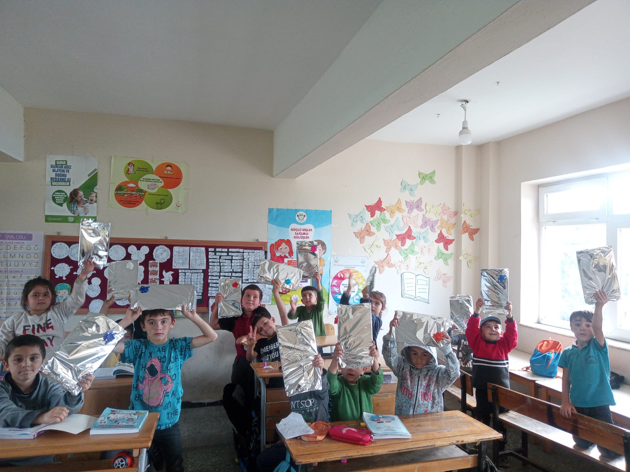 1965 Samsunspor Derneği Köy okulunu kırmızı beyaza boyadı