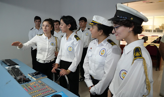 Samsun'da denizcilik liseli 4 kız öğrenci dikkat çekiyor