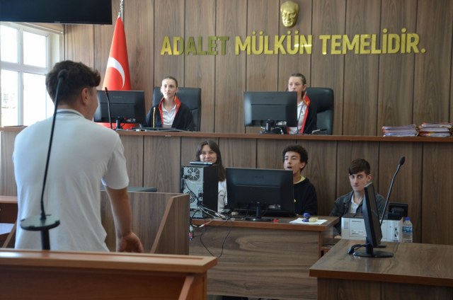 Samsun Bafra Anadolu Lisesi öğrencileri adliye birimlerini gezdi