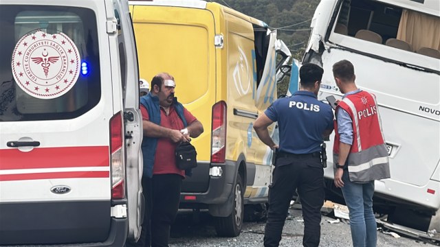 PTT karacı ile servis minibüsü çarpıştı! 4 yaralı