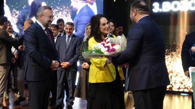 Türkan Şoray savaşların son bulmasını temenni etti