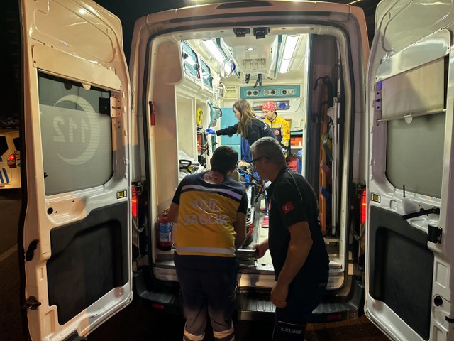 Samsun'da dolmuş ile hafif ticari araç çarpıştı! 1'i ağır 3 kişi yaralandı