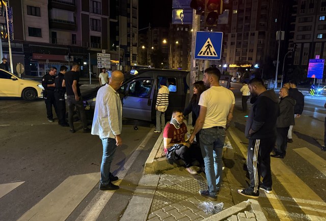 Samsun'da dolmuş ile hafif ticari araç çarpıştı! 1'i ağır 3 kişi yaralandı