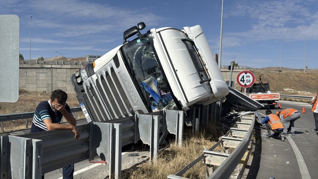 Kaza yaptıktan sonra üzüntüsü gündem olan Samsun plakalı TIR'ın sürücüsüne AHBAP'tan destek