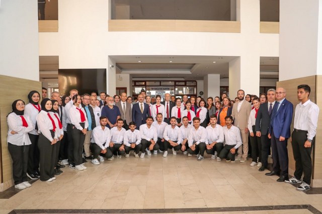 Öğrenciler refakatçi projesiyle 4 bin 250 TL kazanıyor