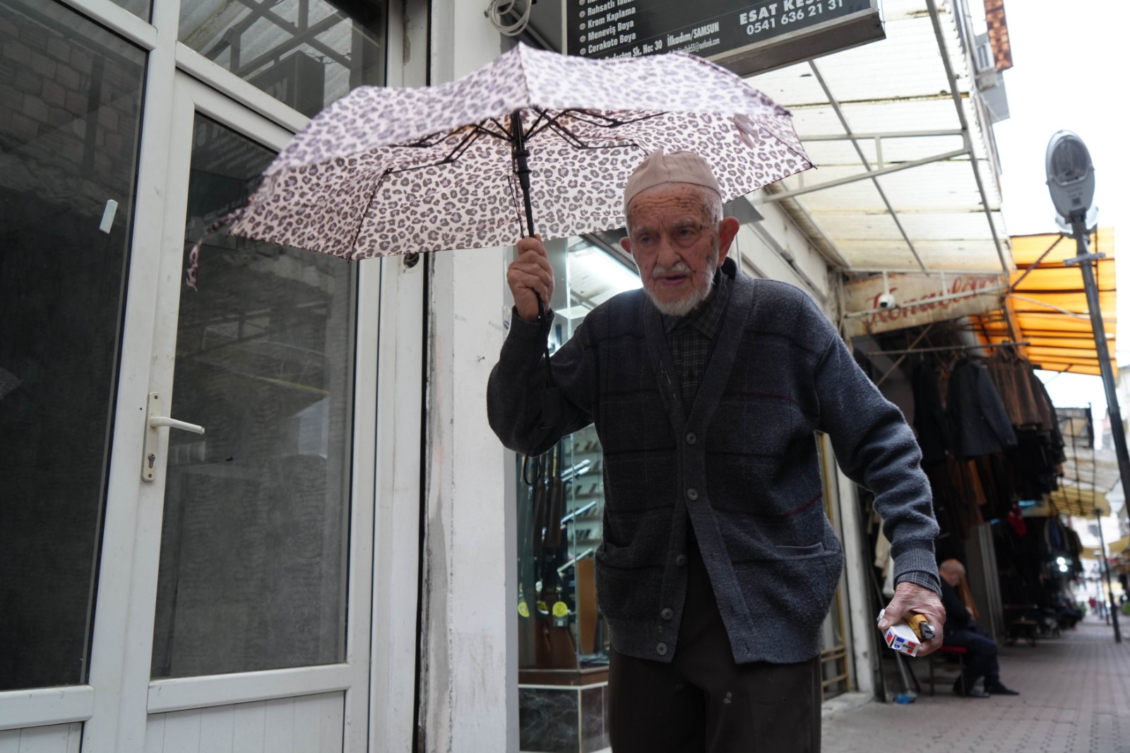 Türkiye'nin en yaşlı şemsiye tamircisi: Dursun Yıldız