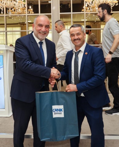 Samsun'da Canik Belediye Başkanı Sandıkçı'dan bilgisayar desteği