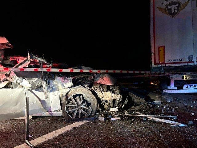 TEM Otoyolunda tıra çarpan otomobil dümdüz oldu! 2 kişi öldü