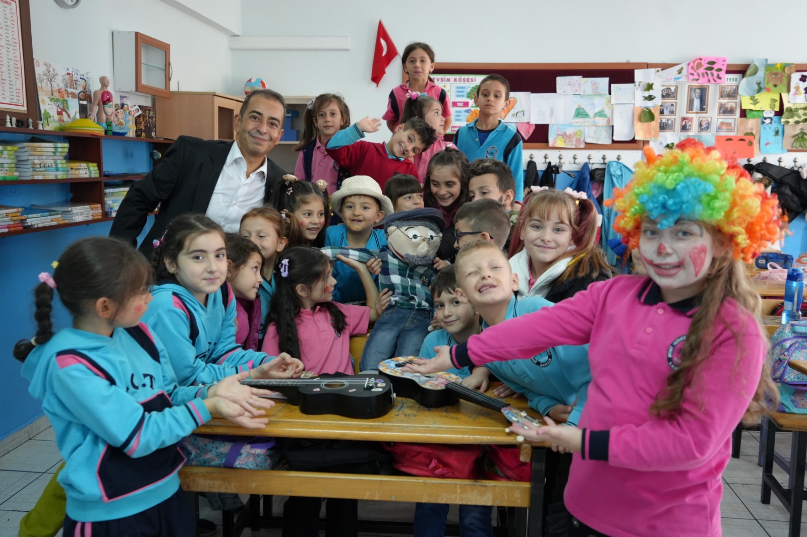 Samsunlu öğretmen müzik ve kuklayla dersleri eğlenceli hale getiriyor