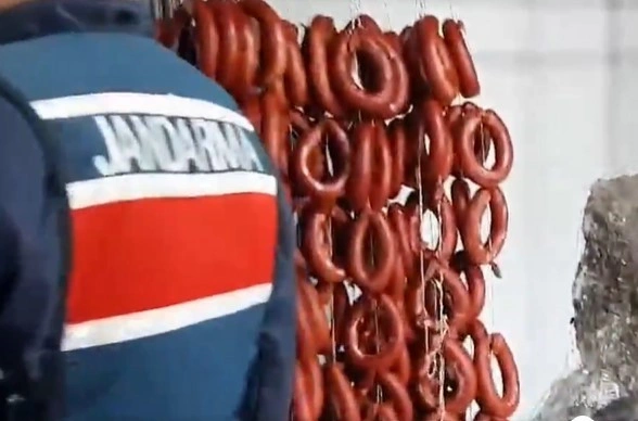 Gıda sahtekarları yuh dedirtti! Mide bulandırıcı anlar ortaya çıktı: 75 TL’ye alıp 250 TL’ye satmışlar