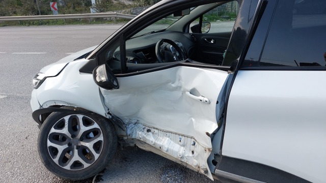 Samsun'da kavşakta iki otomobil kaza yaptı 1 yaralı