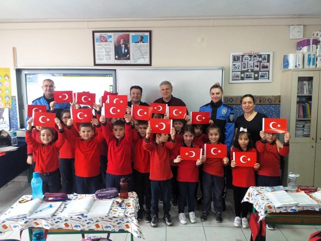 Samsun Bafra Emniyet Müdürü Öner'den minik Yusuf'a jest