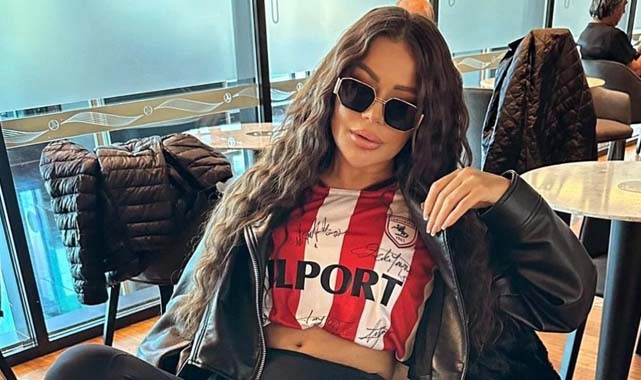 Çağla Samsunspor'a destek için geliyor! Formasını giydi