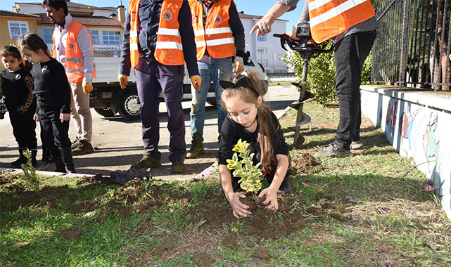 Atakum'da minik öğrenciler Atatürk'ü fidan dikerek andı