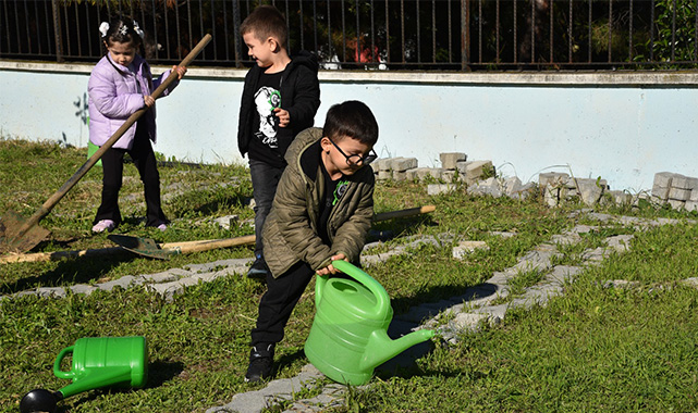 Atakum'da minik öğrenciler Atatürk'ü fidan dikerek andı