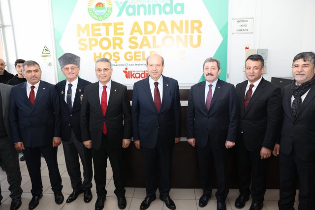 KKTC Cumhurbaşkanı Tatar, Mete Adanır Spor Salonu'nu ziyaret etti