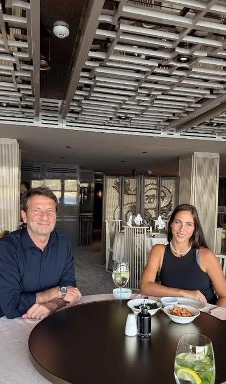 Kaya Çilingiroğlu ve kızı Zehra verdiği poz alkış topladı