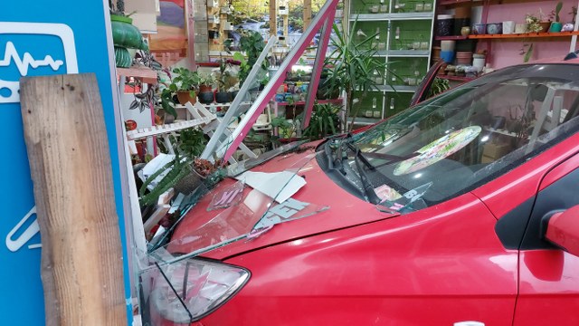 Samsun'un İlkadım ilçesinde çiçekçi dükkanına arabayla daldı