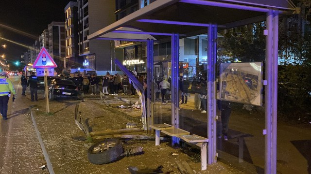 Samsun'un Atakum ilçesinde otomobil durağa çarptı! 3 yaralı