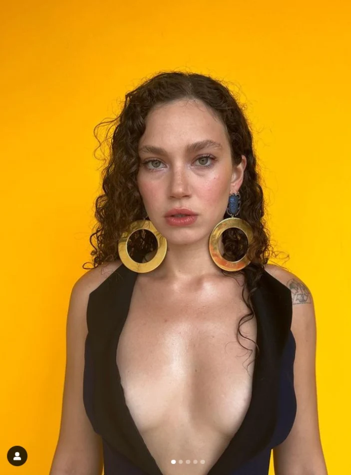 Ünlü oyuncu Melisa Şenolsun’dan sütyensiz cesur poz! 