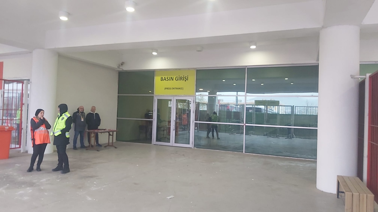 Basın Akreditasyon Masası soğuk havada dışarıya alındı