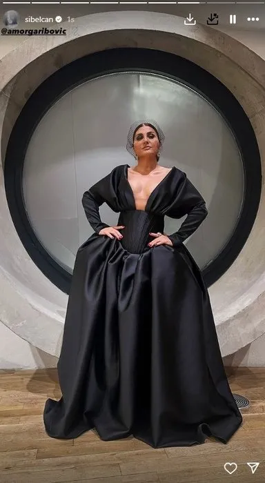 Sibel Can’ın sahne kıyafeti dillere düştü! ''Modacısını hemen değiştirmeli''