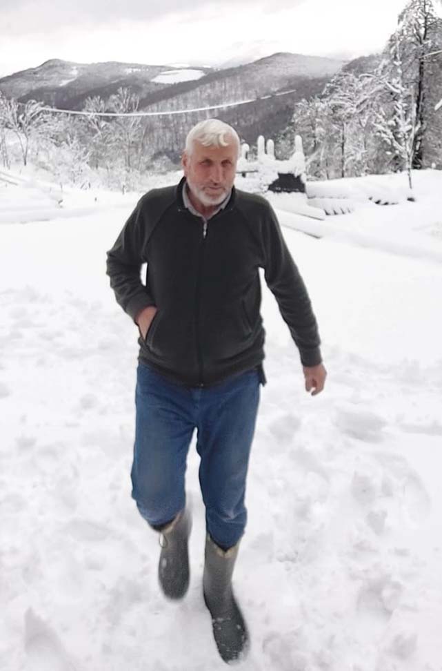 Bafra'da muhtarın kar güreşi! Her şeyi devletten beklememek lazım!