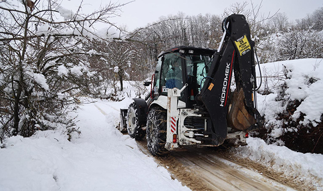 Canik'te karlı yollar ulaşıma açıldı
