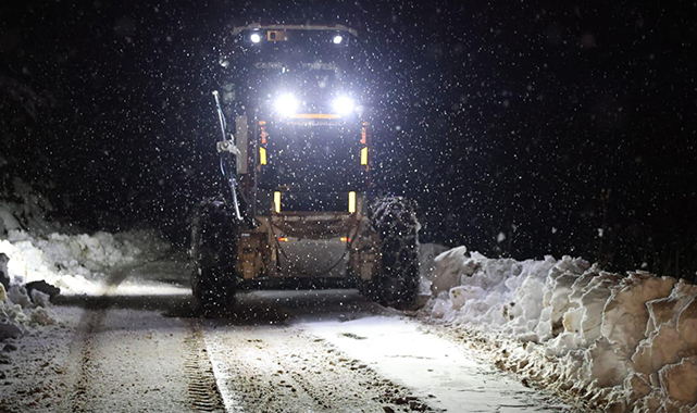 Canik'te karlı yollar ulaşıma açıldı
