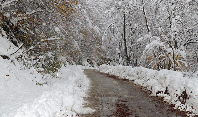 Canik'te karlı yollar ulaşıma açıldı